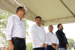 Autoridades estatales y federales supervisan el avance del proyecto de Viviendas de Conavi en Centla, destacando su impacto social y la generación de empleos en el municipio.