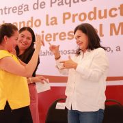 Yolanda Osuna entrega utensilios de cocina a mujeres