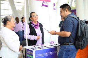 Ciudadanas y ciudadanos participan en la colecta solidaria en el Musevi, sumándose al Apoyo a familias vulnerables mediante la donación de artículos esenciales para mujeres y sus familias en situación de vulnerabilidad.