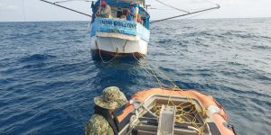 Personal naval de la Secretaría de Marina brinda apoyo oportuno a cinco pescadores que se encontraban a la deriva frente a la costa de Tabasco, como parte de las acciones para salvaguardar la vida humana en la mar.