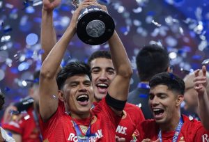 El lateral izquierdo Jesús Gallardo levanta el trofeo con los Diablos Rojos del Toluca, reafirmando su legado como el Primer futbolista tabasqueño bicampeón de la Liga MX.