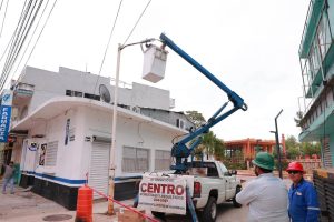 Durante el recorrido por el polígono Zona Luz, Yolanda Osuna Huerta constató la instalación de luminarias LED como parte de la Rehabilitación de alumbrado público, acompañada de comerciantes y vecinos del Centro Histórico.