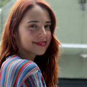 Cazzu reacciona al posado de Majo Aguilar en la playa