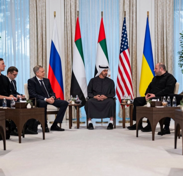 Empieza reunión entre Rusia, Ucrania y EEUU en Emiratos Árabes