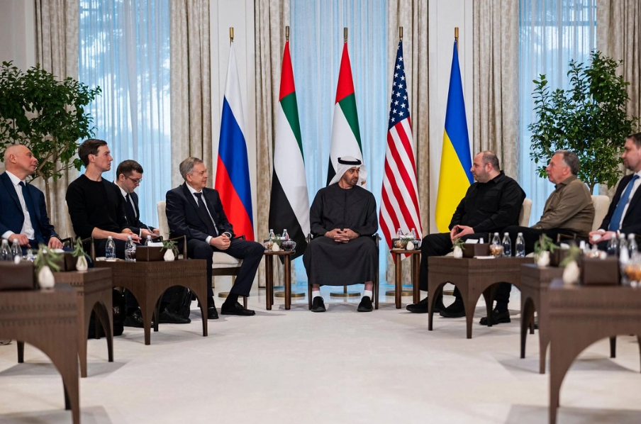 Empieza reunión entre Rusia, Ucrania y EEUU en Emiratos Árabes