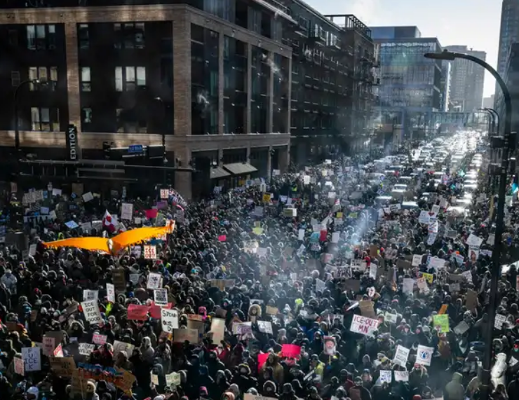 Miles protestan contra ICE en Mineápolis a pesar de las heladas temperaturasv