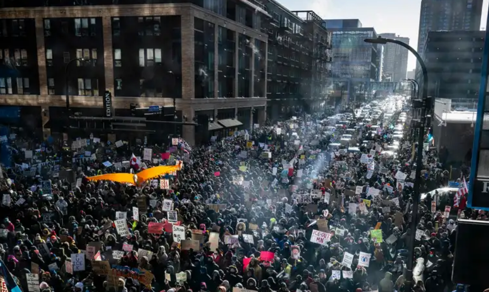 Miles protestan contra ICE en Mineápolis a pesar de las heladas temperaturasv