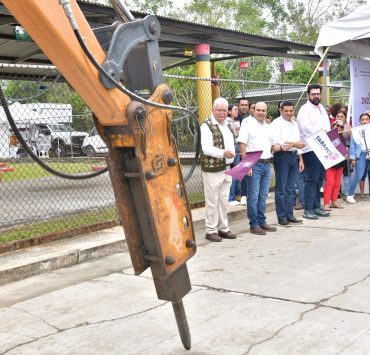 Dan banderazo de inicio de obras en Teapa