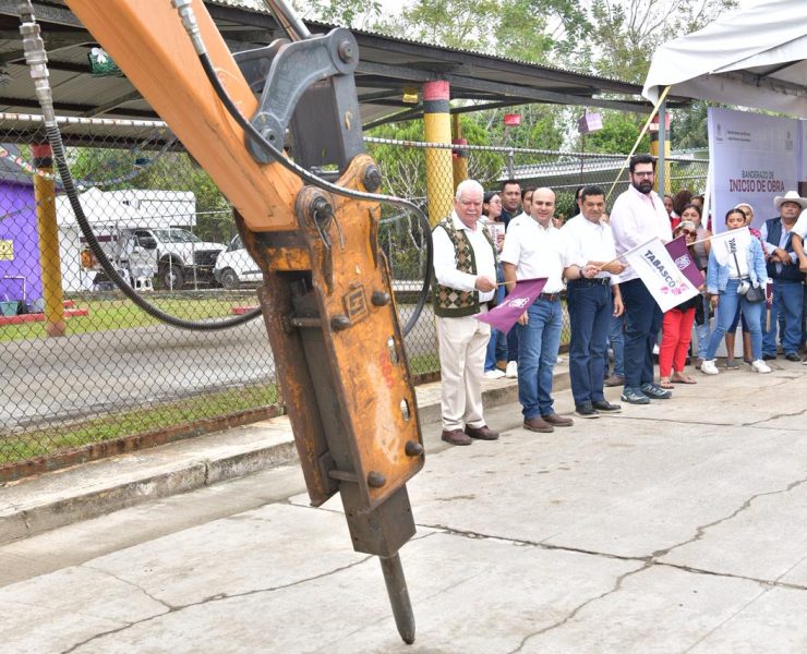 Dan banderazo de inicio de obras en Teapa