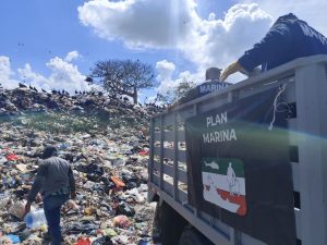 Durante la jornada en Centla, se retiraron grandes volúmenes de cacharros y residuos sólidos como parte de la Campaña de descacharrización en Centla, reforzando acciones de salud preventiva.