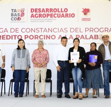 Entrega Javier May constancias del programa Crédito Porcino a la Palabra en Centro