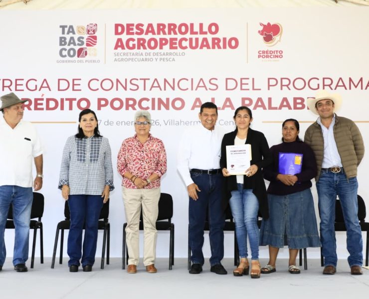 Entrega Javier May constancias del programa Crédito Porcino a la Palabra en Centro