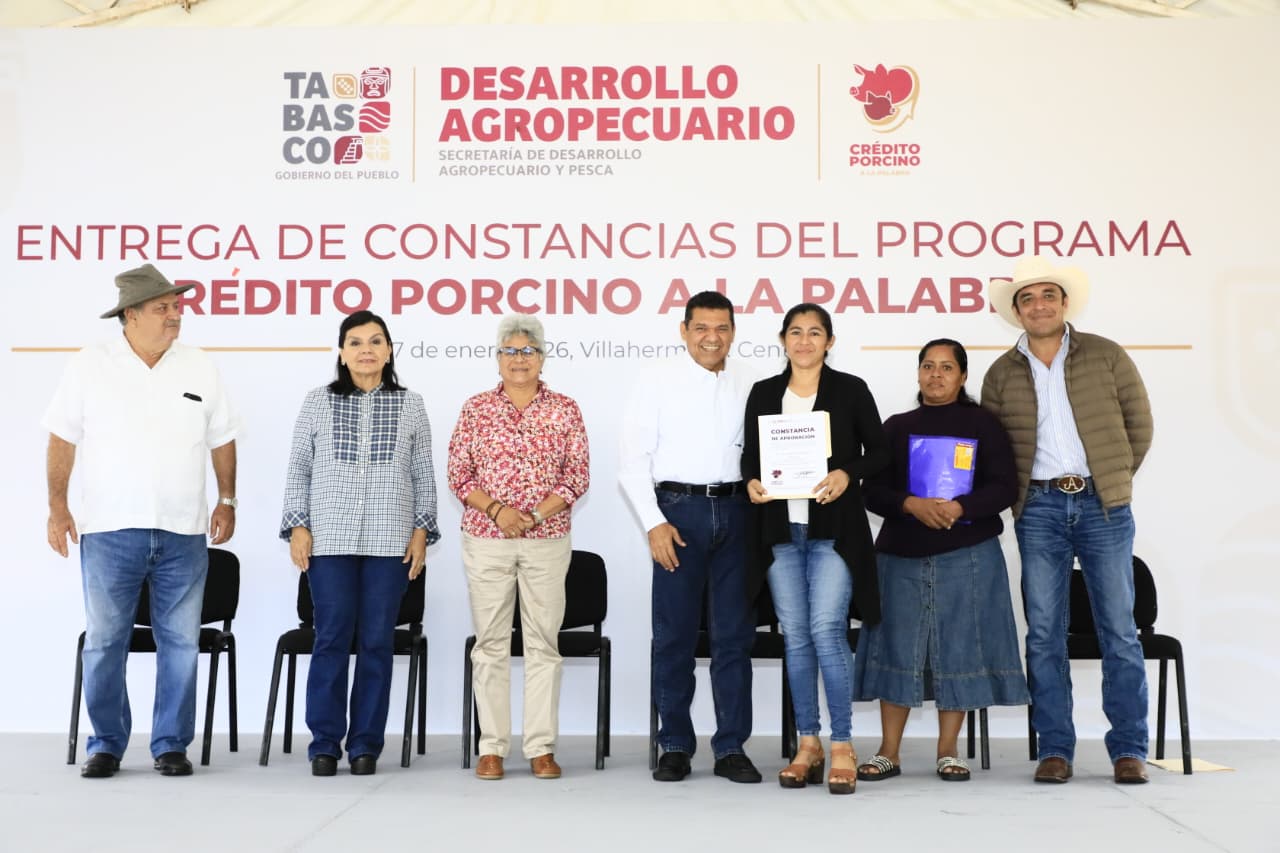 Entrega Javier May constancias del programa Crédito Porcino a la Palabra en Centro