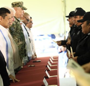 Entrega el Gobernador Javier May ascenso a 284 policías