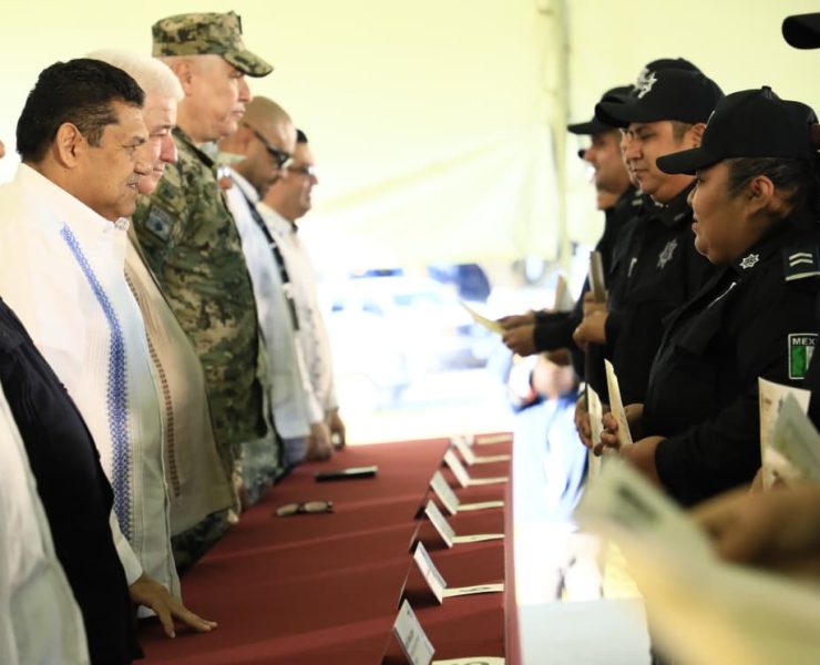 Entrega el Gobernador Javier May ascenso a 284 policías