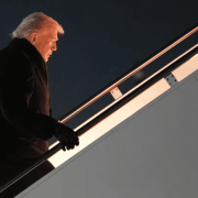 Falla eléctrica obligó a Trump a cambiar de avión