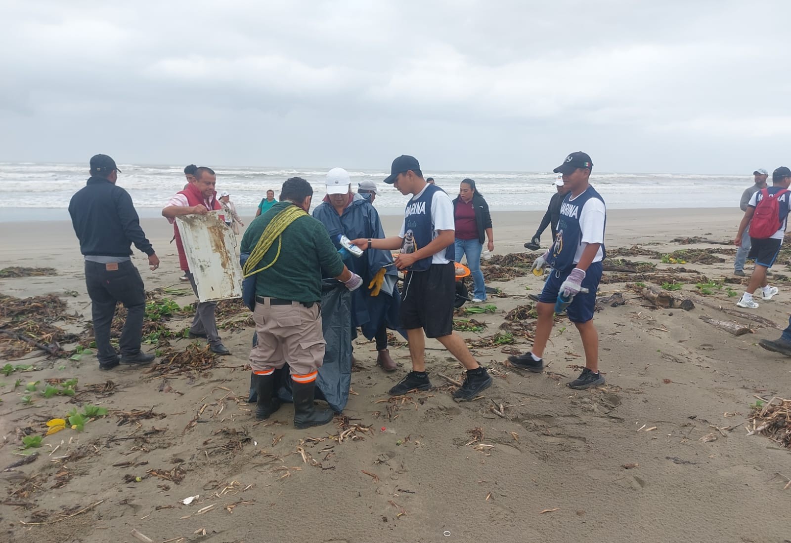 Marina realiza Campaña nacional de limpieza de playas y costas en Tabasco