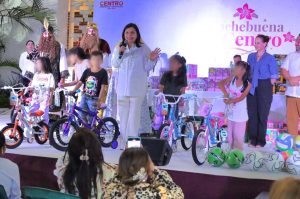 Niñas y niños disfrutan la Gran celebración del Día de Reyes en la Plaza de la Revolución, donde los Reyes Magos convivieron con las familias en un ambiente lleno de alegría y tradición.