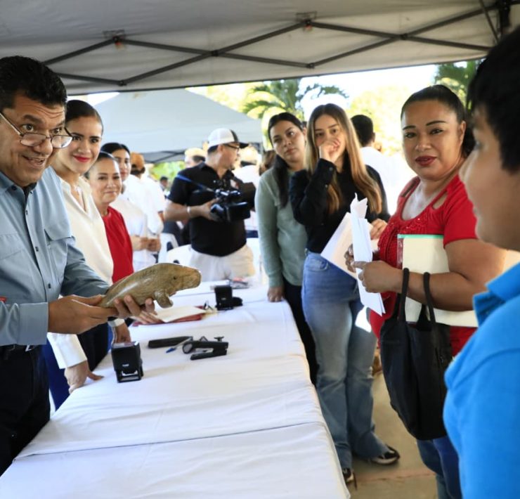 Pequeño escultor regala al Gobernador Javier May su primera obra