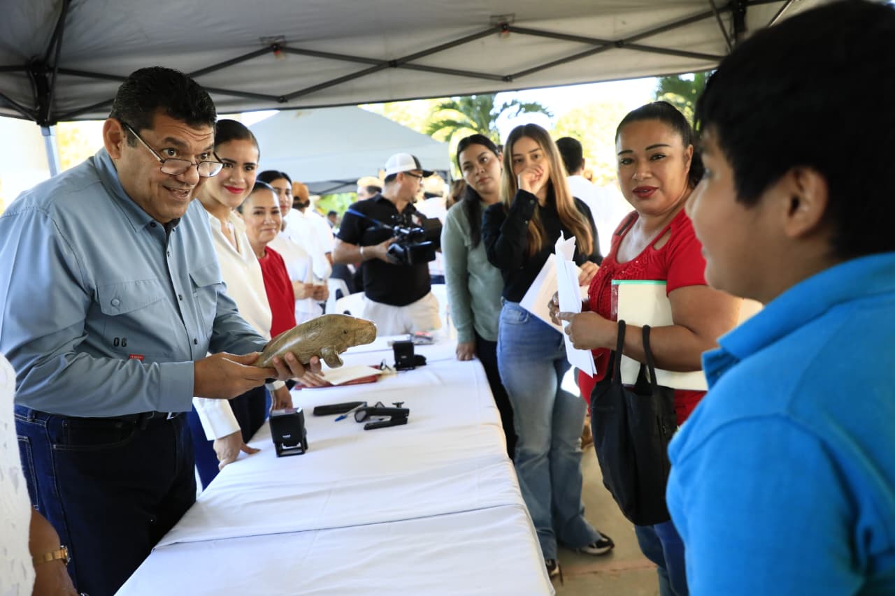 Pequeño escultor regala al Gobernador Javier May su primera obra