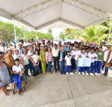 Supervisa Javier May construcción de cancha techada en Secundaria de Chiltepec