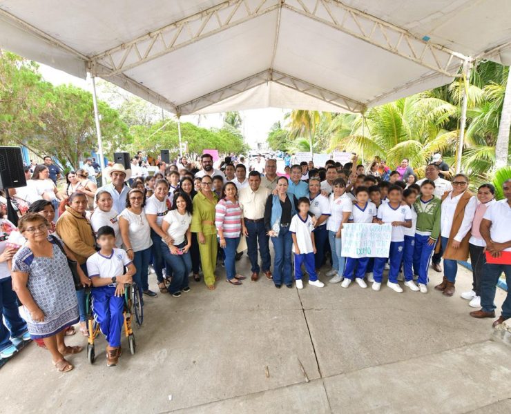 Supervisa Javier May construcción de cancha techada en Secundaria de Chiltepec