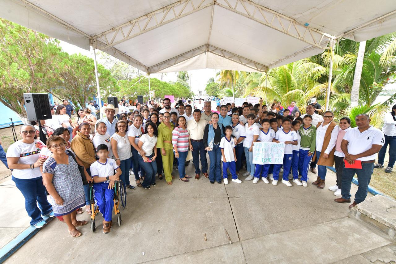Supervisa Javier May construcción de cancha techada en Secundaria de Chiltepec
