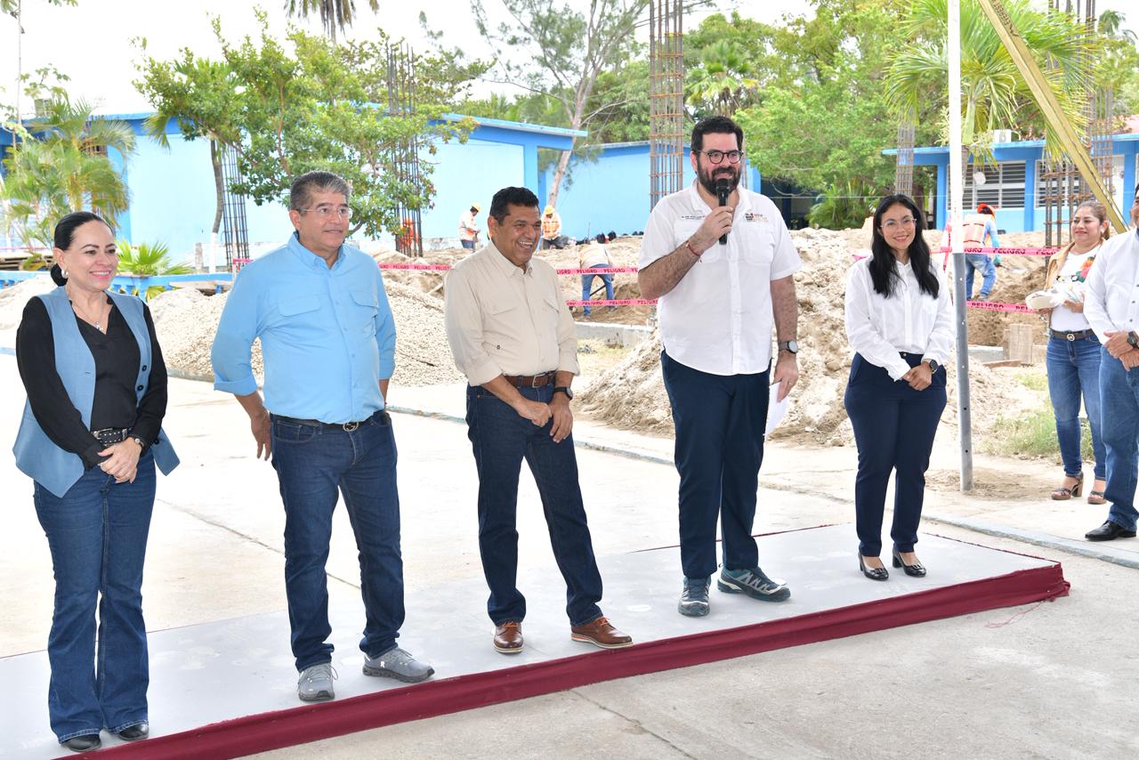 Supervisa Javier May construcción de cancha techada en Secundaria