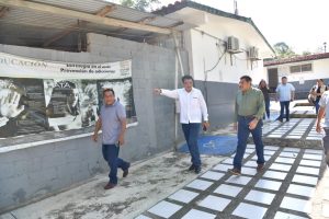 El gobernador Javier May Rodríguez durante la entrega de los Beneficios a Raya Zaragoza, con la ampliación de la red eléctrica que mejora la calidad de vida de las familias de Tacotalpa.