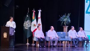 El rector de la UJAT, Guillermo Narváez Osorio, durante su Segundo Informe de Actividades 2025-2026 en el Teatro Universitario, donde destacó la estabilidad académica y financiera de la institución.