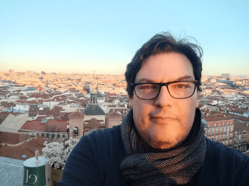 El jurado otorgó el premio en esta sexta edición al poeta Boris Rozas