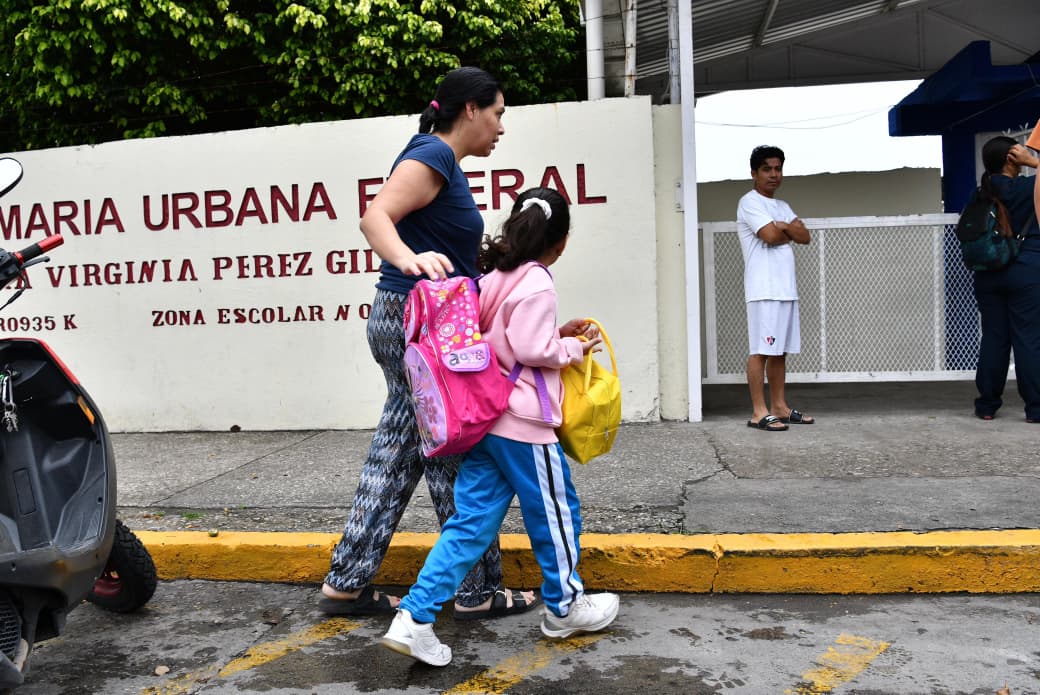 estudiantes regresan a las aulas