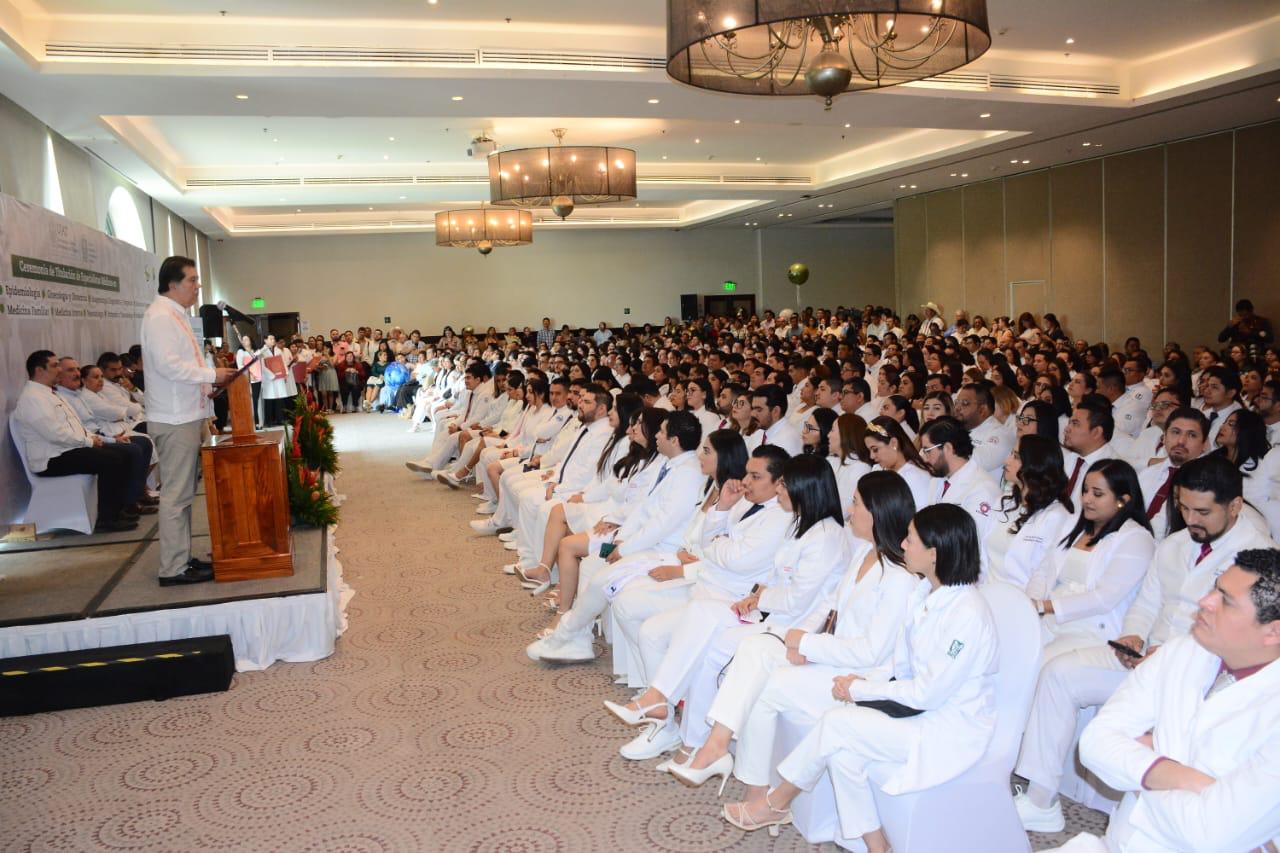 255 médicos especialistas egresados 