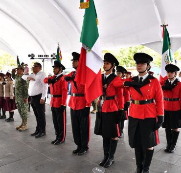 Abanderan a 33 escuelas en Tabasco