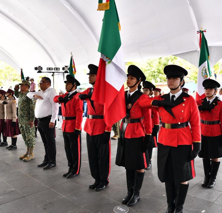 Abanderan a 33 escuelas en Tabasco