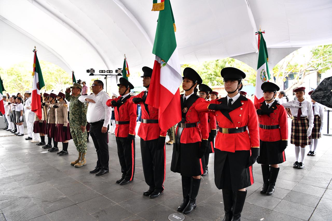 Abanderan a 33 escuelas en Tabasco