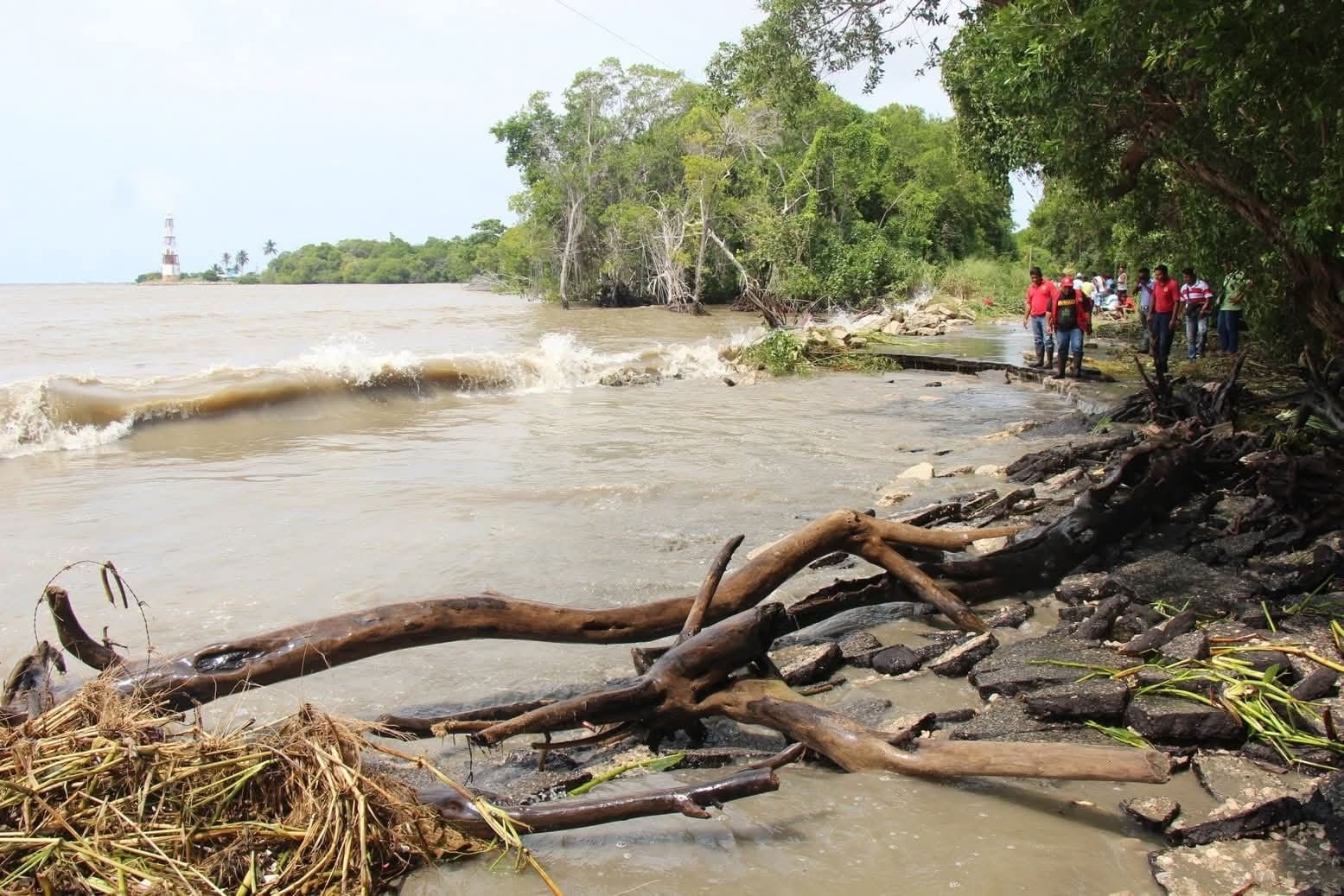 Avance del mar amenaza a comunidades costeras de Tabasco