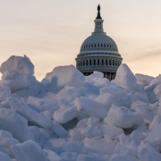 Una nevada histórica en Rusia provoca enormes cantidades de nieve