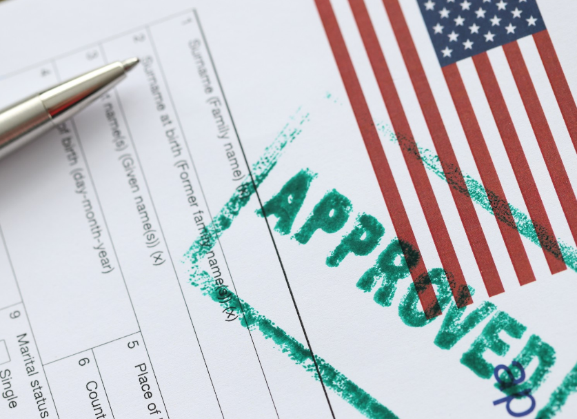 Revisión de redes sociales y documentos obligatorios