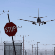 Cierre aéreo en El Paso desata controversia