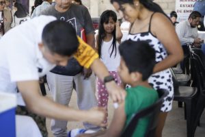 Doña Ana Rueda recibió atención durante las Jornadas de Paz en la colonia Francisco Villa, donde vecinos aprovecharon los servicios médicos y apoyos gratuitos instalados bajo la gran carpa comunitaria.