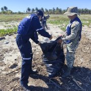 Marina realiza Jornada de Limpieza en Playa