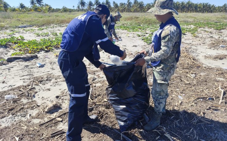 Marina realiza Jornada de Limpieza en Playa