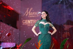 Monserrat Contreras Ponce recorrió la pasarela entre papeles picados y aplausos, reafirmando su papel como Portavoz de Centro en la Feria Tabasco 2026 rumbo a “La Fiesta del Pueblo”.