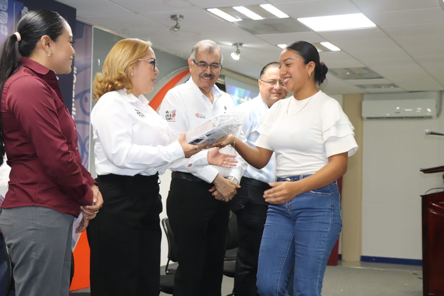 Inician estudiantes del ITSCe servicio social como alfabetizadores en Centla
