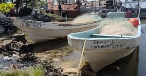 Autoridades marítimas realizan revisión técnica y administrativa a embarcaciones detectadas en zona restringida, como parte de las acciones de vigilancia y control en áreas petroleras de Tabasco.