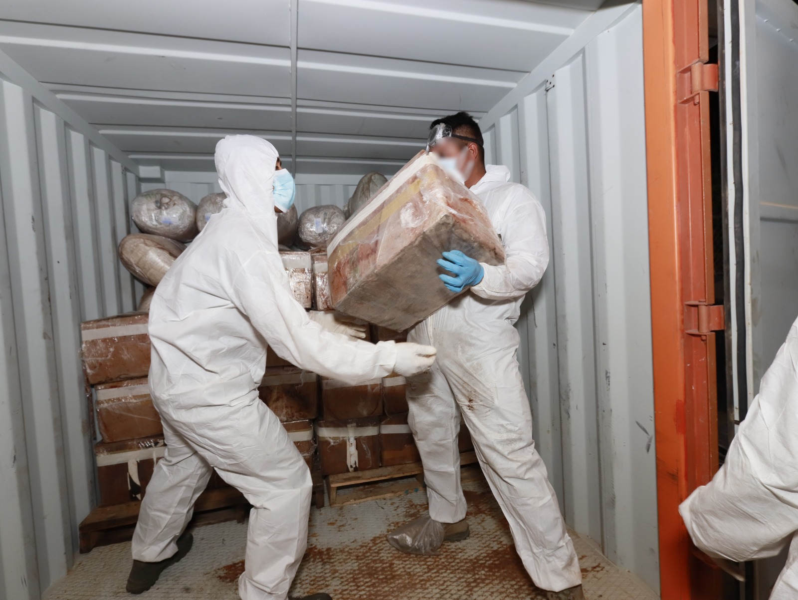 bidones que contenían sustancias ilícitas