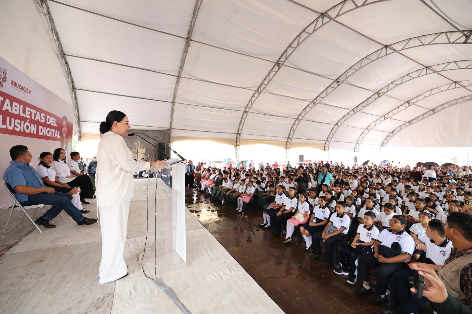Benefician a estudiantes de Nacajuca