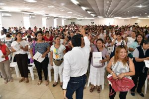 El gobernador Javier May Rodríguez encabezó la entrega de apoyos económicos a más de mil 200 mujeres emprendedoras en el municipio de Centla.