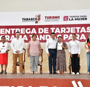 Entrega Gobernador Javier May 600 apoyos del programa Tandas para la Mujer